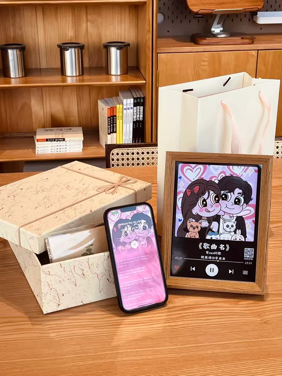 普通款礼盒、礼袋和定制歌曲相框展示